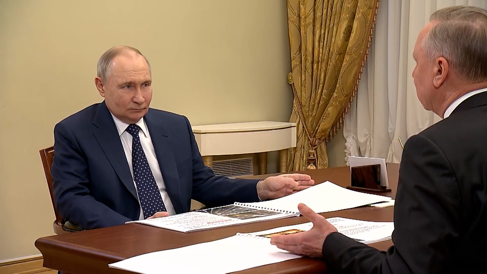 Путин и Беглов провели встречу на полях ПМЭФ